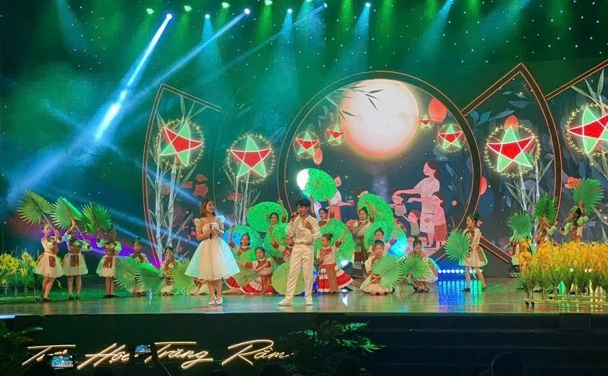 Ca sĩ nhí Cao Phú Quý cùng hàng trăm em nhỏ hướng về đồng bào các vùng bị ảnh hưởng bởi bão lũ Ca sĩ nhí Cao Phú Quý cùng hàng trăm em nhỏ hướng về đồng bào các vùng bị ảnh hưởng bởi bão lũ