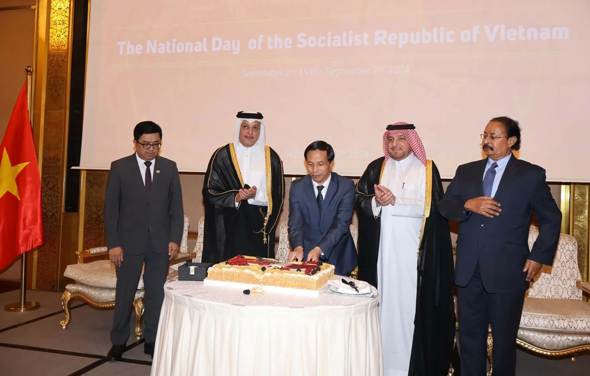 Đại sứ Nguyễn Huy Hiệp và các đại biểu cắt bánh chúc mừng Quốc khánh Việt Nam. Đại sứ Nguyễn Huy Hiệp và các đại biểu cắt bánh chúc mừng Quốc khánh Việt Nam.