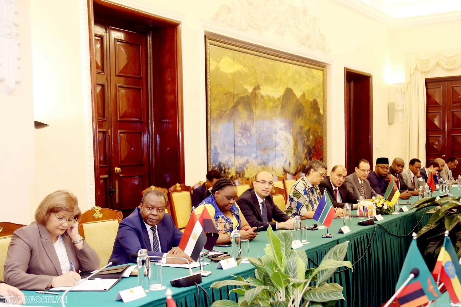 Thứ trưởng Ngoại giao Đỗ Hùng Việt làm việc với đoàn Đại sứ các nước châu Phi, đẩy mạnh hợp tác kinh tế