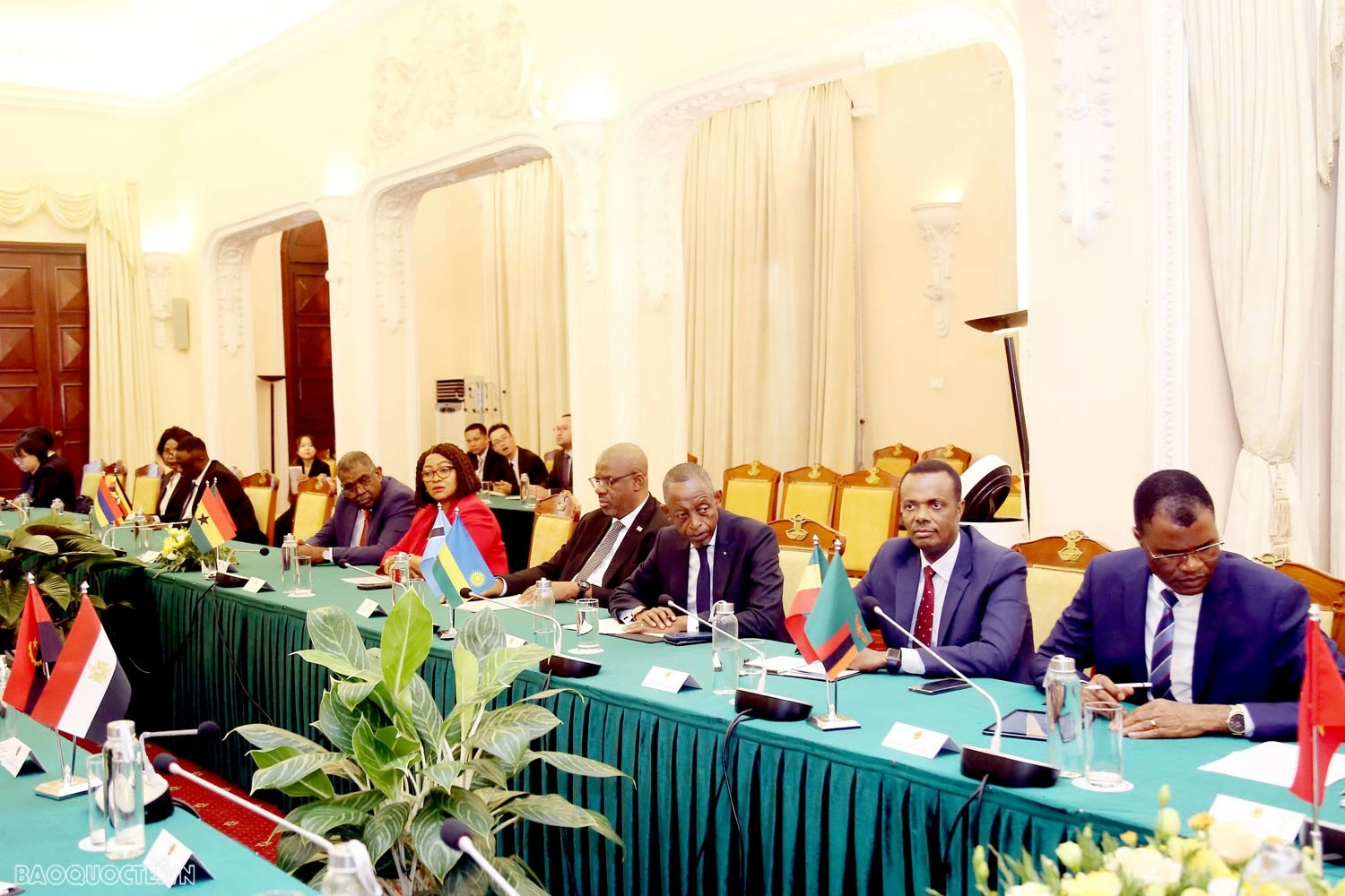 Thứ trưởng Ngoại giao Đỗ Hùng Việt làm việc với đoàn Đại sứ các nước châu Phi, đẩy mạnh hợp tác kinh tế