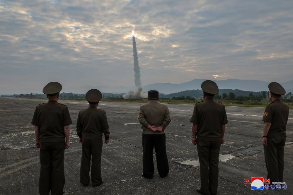 Triều Tiên ra tuyên bố về vũ khí mới dùng đầu đạn 'siêu lớn', ông Kim Jong-un tự hào. KCNA Triều Tiên ra tuyên bố về vũ khí mới dùng đầu đạn 'siêu lớn', ông Kim Jong-un tự hào. KCNA