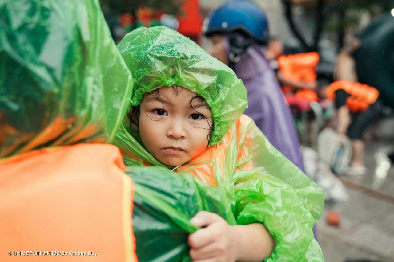 Vu Ha Anh, 3 years old, residing in Group 10 - Quang Vinh Ward - Thai Nguyen City, was carried to safety from the severe flood caused by Super Typhoon Yagi by her family. (Photo: UNICEF) Vu Ha Anh, 3 years old, residing in Group 10 - Quang Vinh Ward - Thai Nguyen City, was carried to safety from the severe flood caused by Super Typhoon Yagi by her family. (Photo: UNICEF)