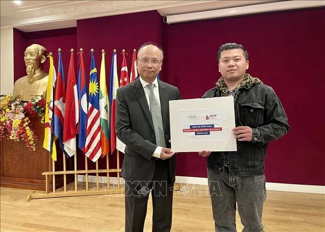 Kiều bào phát huy mạnh mẽ tình đoàn kết, nghĩa đồng bào Kiều bào phát huy mạnh mẽ tình đoàn kết, nghĩa đồng bào