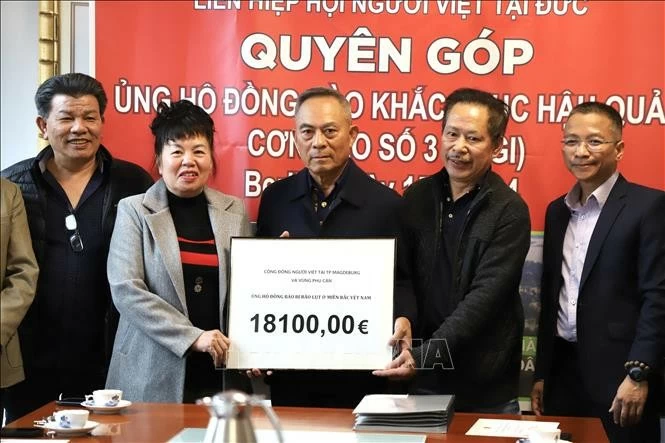 Kiều bào phát huy mạnh mẽ tình đoàn kết, nghĩa đồng bào Kiều bào phát huy mạnh mẽ tình đoàn kết, nghĩa đồng bào