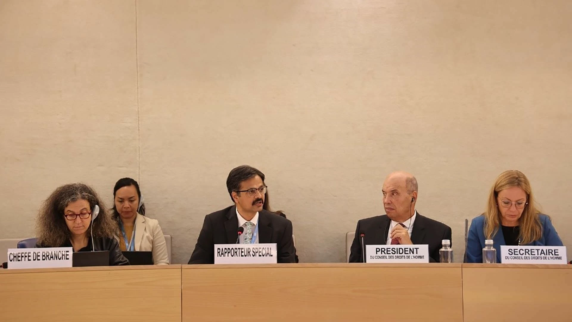 Việt Nam luôn đặt con người vào trung tâm của mọi chiến lược phát triển Việt Nam luôn đặt con người vào trung tâm của mọi chiến lược phát triển