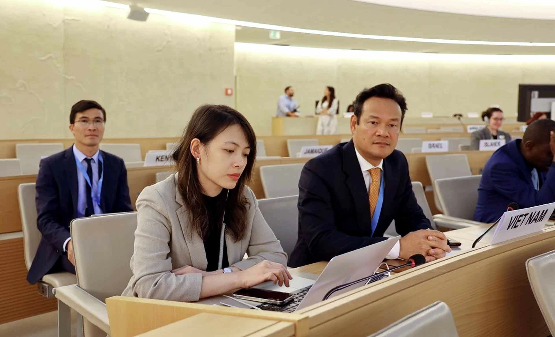 Việt Nam luôn đặt con người vào trung tâm của mọi chiến lược phát triển Việt Nam luôn đặt con người vào trung tâm của mọi chiến lược phát triển