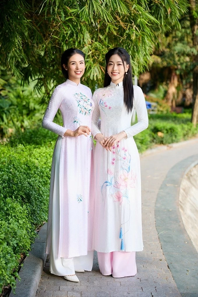 Hoa hậu Ngọc Hân và Á hậu Phương Nga cùng diện các thiết kế trong bộ sưu tập Hoa hậu Ngọc Hân, Á hậu Phương Nga thân thiết diện áo dài lụa dạo chơi Hồ Gươm