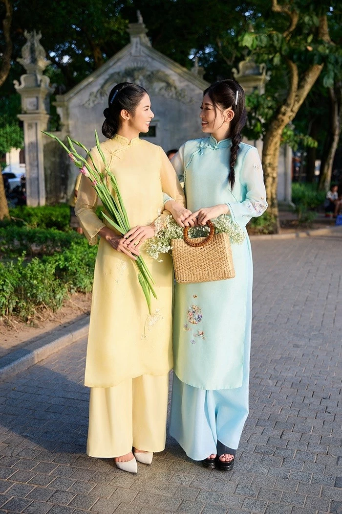 Hoa hậu Ngọc Hân, Á hậu Phương Nga dạo Hồ Gươm Hoa hậu Ngọc Hân, Á hậu Phương Nga dạo Hồ Gươm