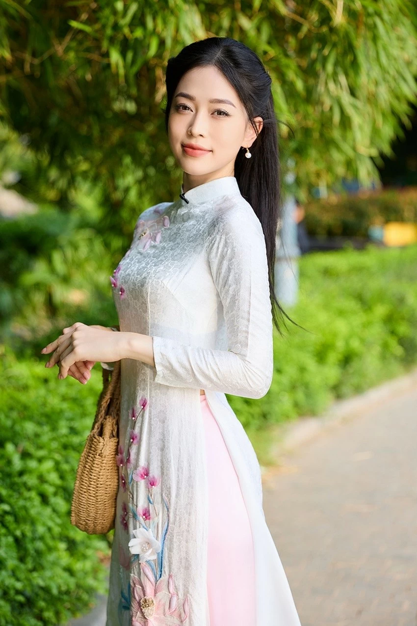 Hoa hậu Ngọc Hân, Á hậu Phương Nga dạo Hồ Gươm Hoa hậu Ngọc Hân, Á hậu Phương Nga dạo Hồ Gươm