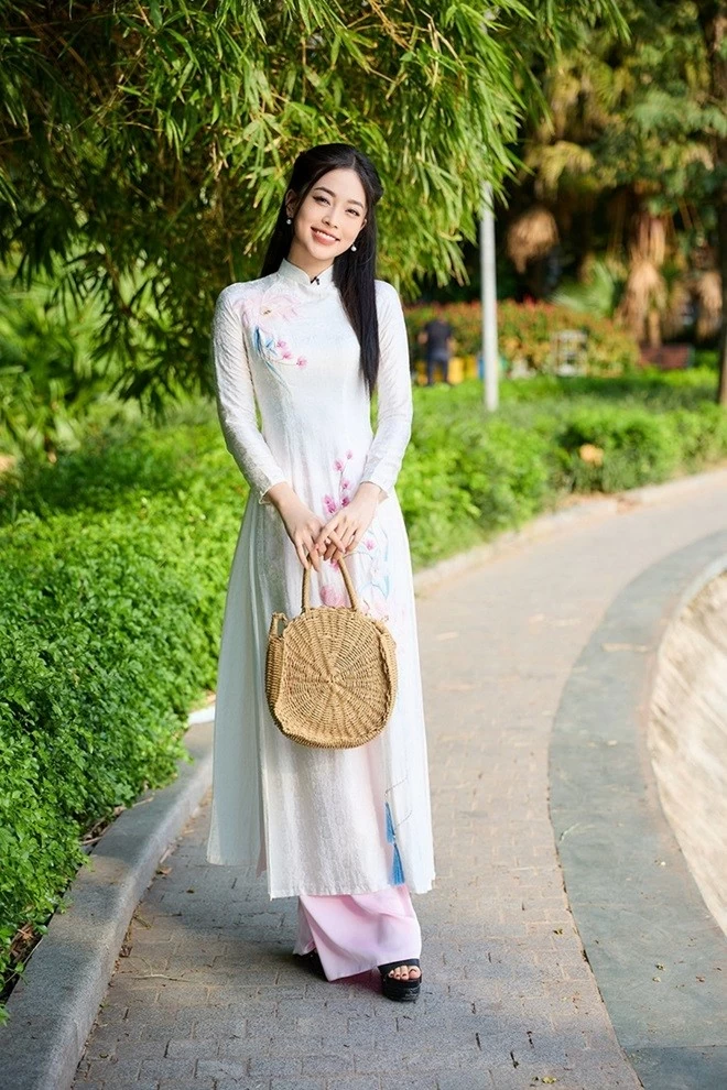 Hoa hậu Ngọc Hân, Á hậu Phương Nga dạo Hồ Gươm Hoa hậu Ngọc Hân, Á hậu Phương Nga dạo Hồ Gươm