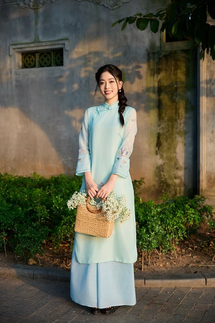 Hoa hậu Ngọc Hân, Á hậu Phương Nga dạo Hồ Gươm Hoa hậu Ngọc Hân, Á hậu Phương Nga dạo Hồ Gươm