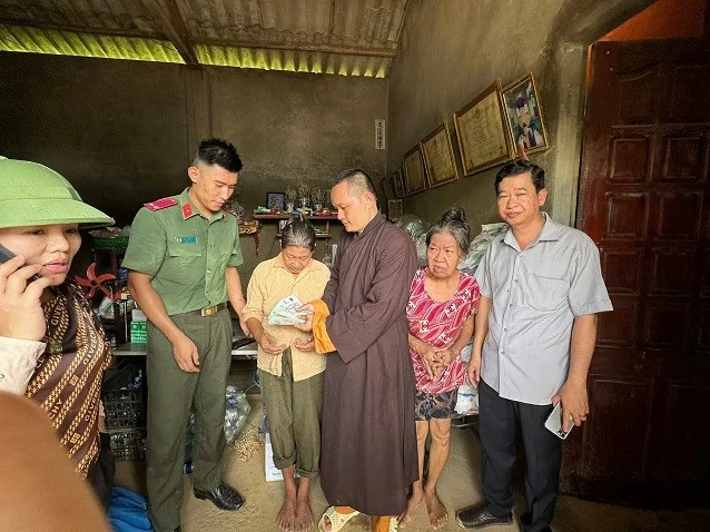 Những chuyến xe 'Nghĩa tình bào' lăn bánh đến với bà con bị ảnh hưởng nặng nề bởi cơn bão số 3 Những chuyến xe 'Nghĩa tình bào' lăn bánh đến với bà con bị ảnh hưởng nặng nề bởi cơn bão số 3