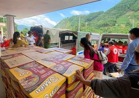 Những chuyến xe 'Nghĩa tình bào' lăn bánh đến với bà con bị ảnh hưởng nặng nề bởi cơn bão số 3 Những chuyến xe 'Nghĩa tình bào' lăn bánh đến với bà con bị ảnh hưởng nặng nề bởi cơn bão số 3