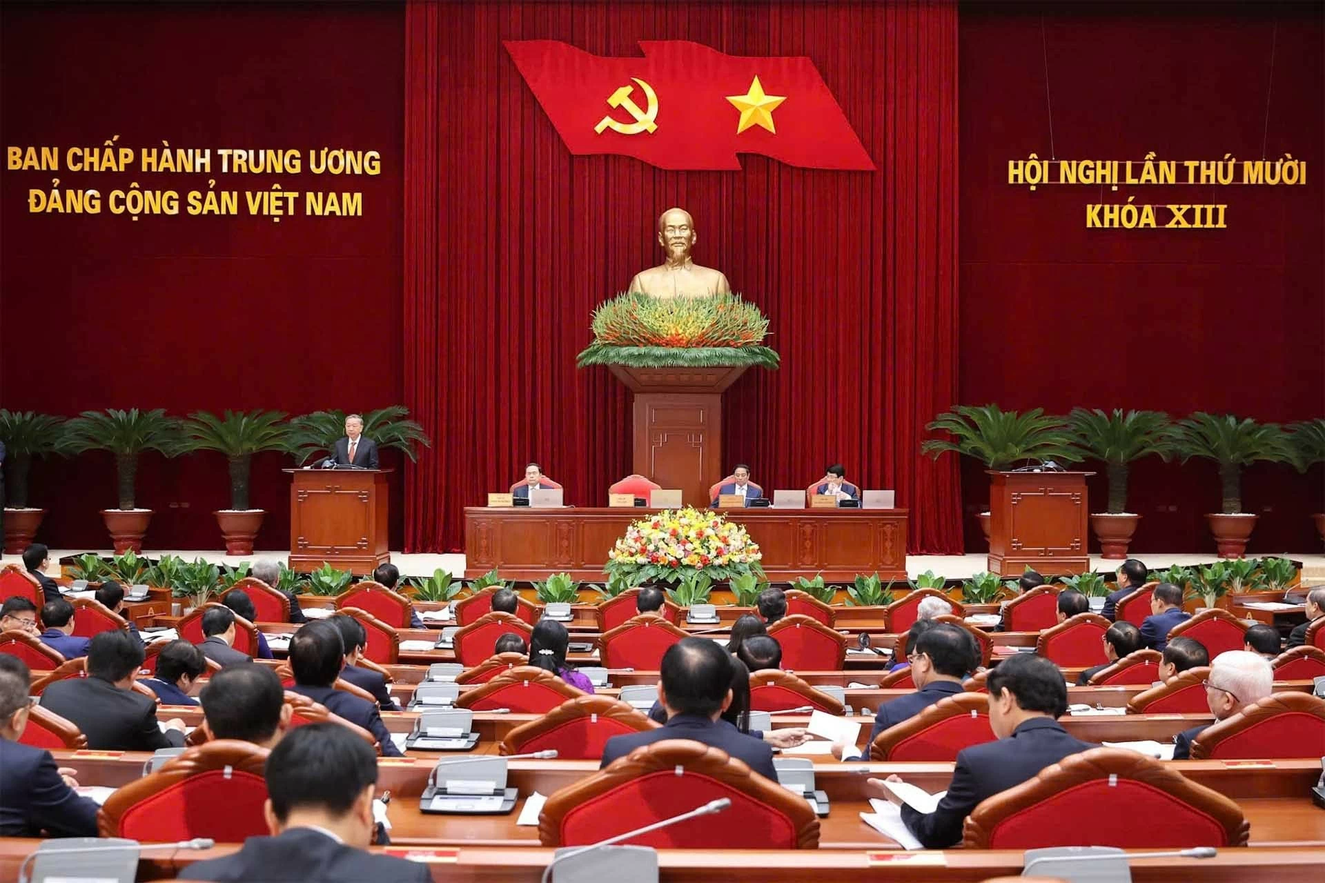 Phiên khai mạc Hội nghị lần thứ 10 Ban Chấp hành Trung ương Đảng Cộng sản Việt Nam khóa XIII. (Nguồn: VGP) Phiên khai mạc Hội nghị lần thứ 10 Ban Chấp hành Trung ương Đảng Cộng sản Việt Nam khóa XIII. (Nguồn: VGP)