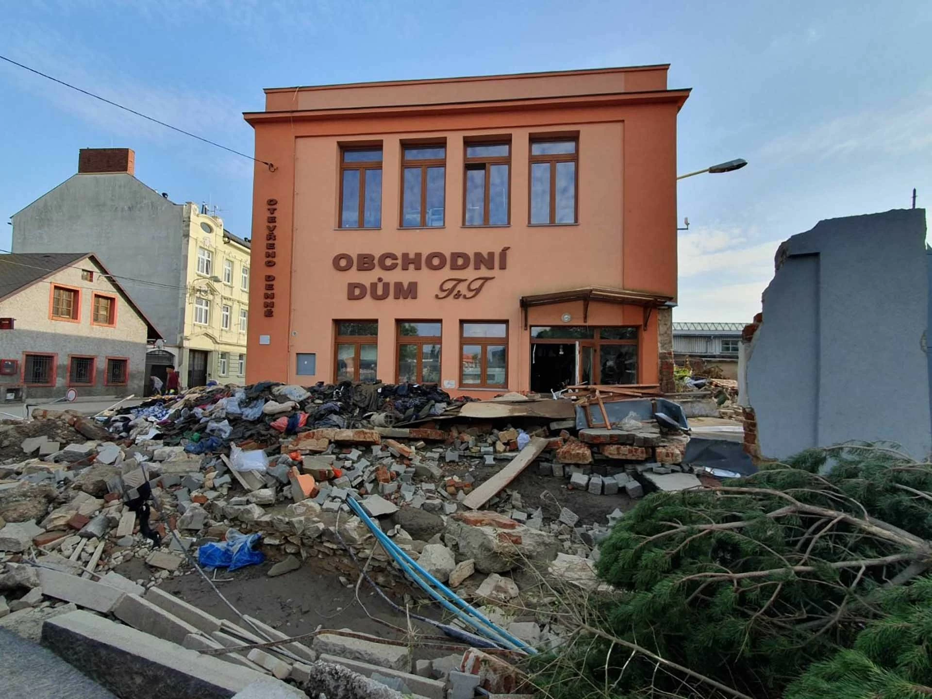 Người Việt chung tay cứu trợ lũ lụt tại Cộng hòa Czech Người Việt chung tay cứu trợ lũ lụt tại Cộng hòa Czech