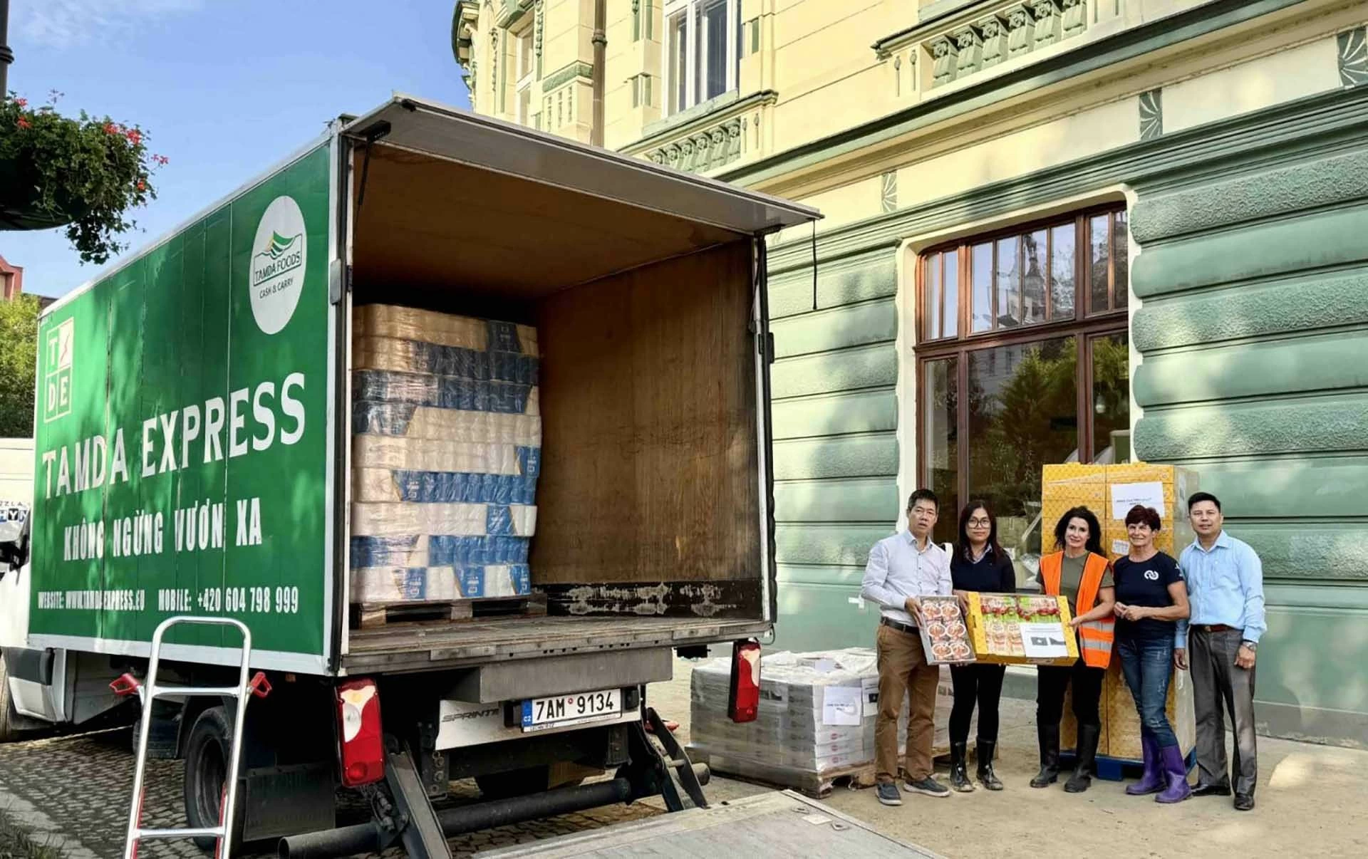 Người Việt chung tay cứu trợ lũ lụt tại Cộng hòa Czech Người Việt chung tay cứu trợ lũ lụt tại Cộng hòa Czech
