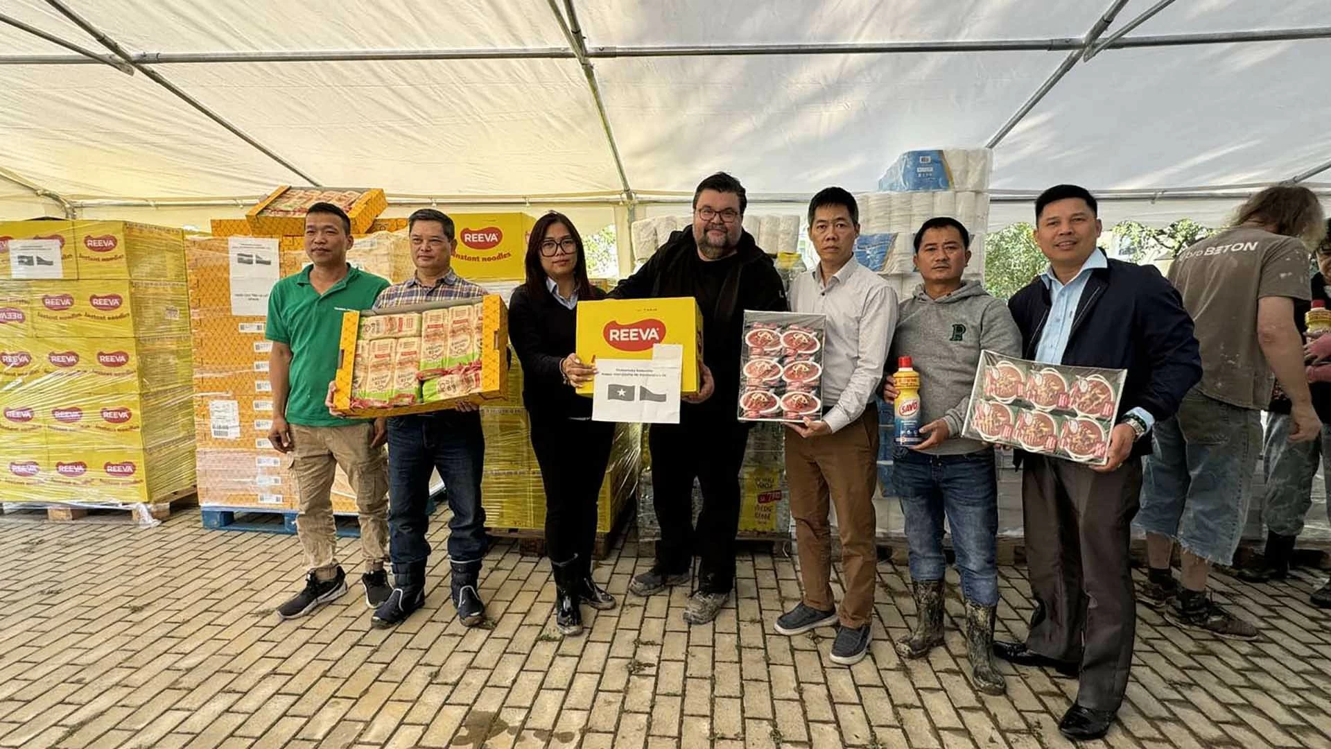 Người Việt chung tay cứu trợ lũ lụt tại Cộng hòa Czech Người Việt chung tay cứu trợ lũ lụt tại Cộng hòa Czech