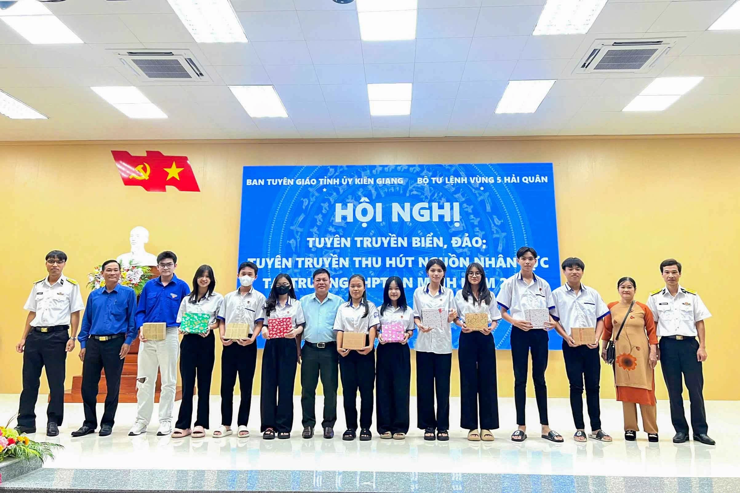 Ban tổ chức tặng quà cho các em học sinh có thành tích tốt trong học tập Ban tổ chức tặng quà cho các em học sinh có thành tích tốt trong học tập