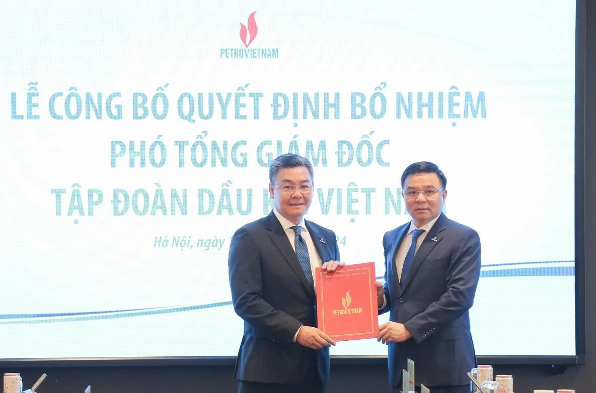 Chủ tịch HĐTV Petrovietnam Lê Mạnh Hùng trao quyết định bổ nhiệm tân Phó Tổng Giám đốc Lê Mạnh Cường. (Nguồn: PVN) Chủ tịch HĐTV Petrovietnam Lê Mạnh Hùng trao quyết định bổ nhiệm tân Phó Tổng Giám đốc Lê Mạnh Cường. (Nguồn: PVN)