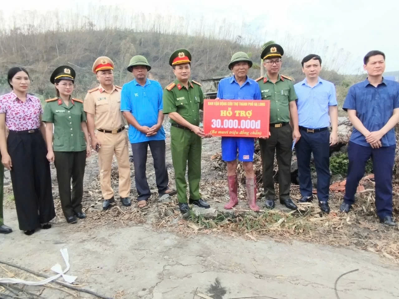 TP. Hạ Long hỗ trợ khẩn cấp 1,17 tỷ đồng cho 39 hộ gia đình có nhà bị sập hoàn toàn trong cơn bão số 3 TP. Hạ Long hỗ trợ khẩn cấp 1,17 tỷ đồng cho 39 hộ gia đình có nhà bị sập hoàn toàn trong cơn bão số 3