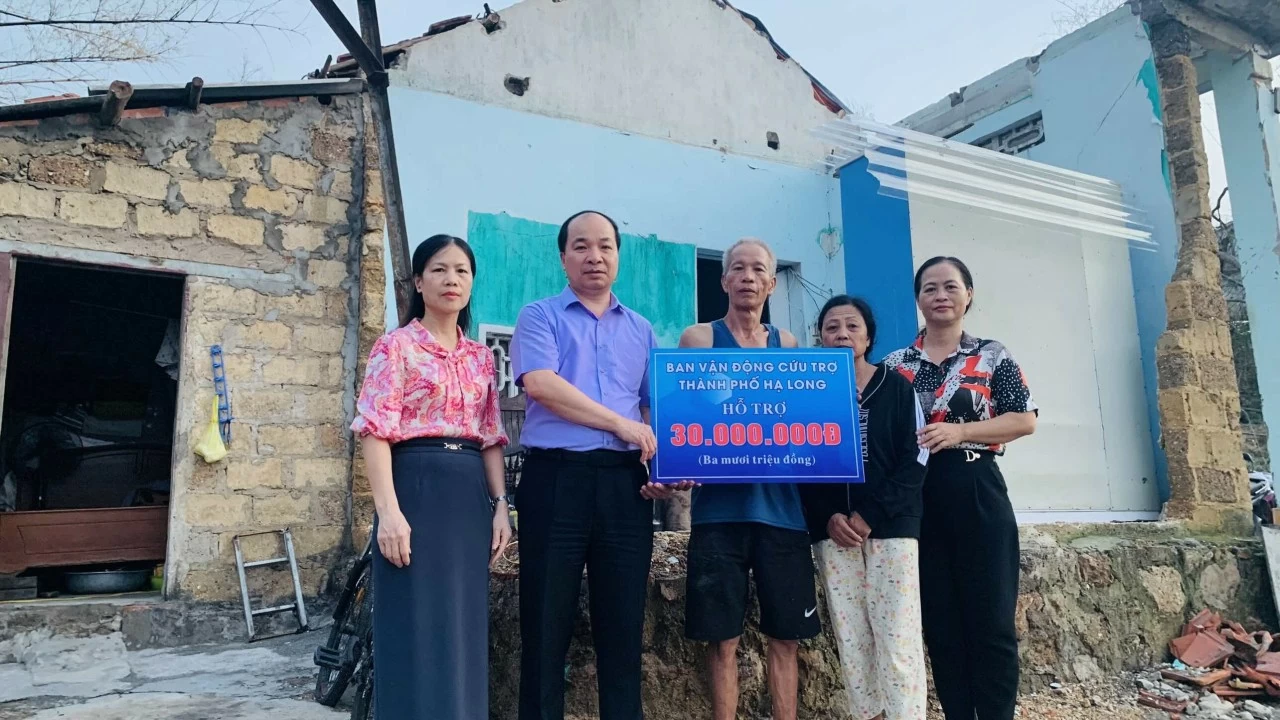 TP. Hạ Long hỗ trợ khẩn cấp 1,17 tỷ đồng cho 39 hộ gia đình có nhà bị sập hoàn toàn trong cơn bão số 3 TP. Hạ Long hỗ trợ khẩn cấp 1,17 tỷ đồng cho 39 hộ gia đình có nhà bị sập hoàn toàn trong cơn bão số 3