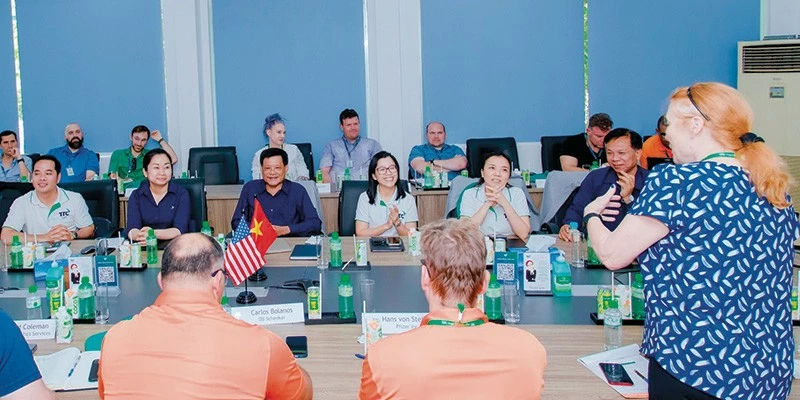 Trong chuyến tham quan nhà máy và nông trường của TTC AgriS tại Tây Ninh, Đoàn trường Đại học Tennessee, Knoxville (Hoa Kỳ) đã trao đổi các kỹ thuật canh tác, sản xuất hiện đại và kiểm soát chuỗi cung ứng trong nông nghiệp tuần hoàn. Trong chuyến tham quan nhà máy và nông trường của TTC AgriS tại Tây Ninh, Đoàn trường Đại học Tennessee, Knoxville (Hoa Kỳ) đã trao đổi các kỹ thuật canh tác, sản xuất hiện đại và kiểm soát chuỗi cung ứng trong nông nghiệp tuần hoàn.