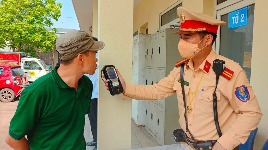 Hà Nội: Không chấp nhận việc can thiệp để bỏ qua vi phạm nồng độ cồn; triển khai thẻ ảo offline cho hành khách từ hôm nay Hà Nội: Không chấp nhận việc can thiệp để bỏ qua vi phạm nồng độ cồn; triển khai thẻ ảo offline cho hành khách từ hôm nay