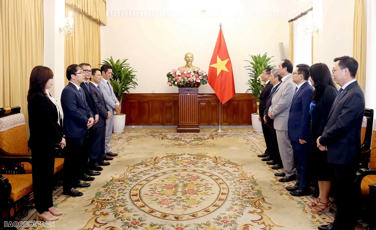 Bộ Ngoại giao trao quyết định bổ nhiệm, tiếp nhận và điều động lãnh đạo cấp Vụ Bộ Ngoại giao trao quyết định tiếp nhận, điều động và bổ nhiệm lãnh đạo cấp Vụ