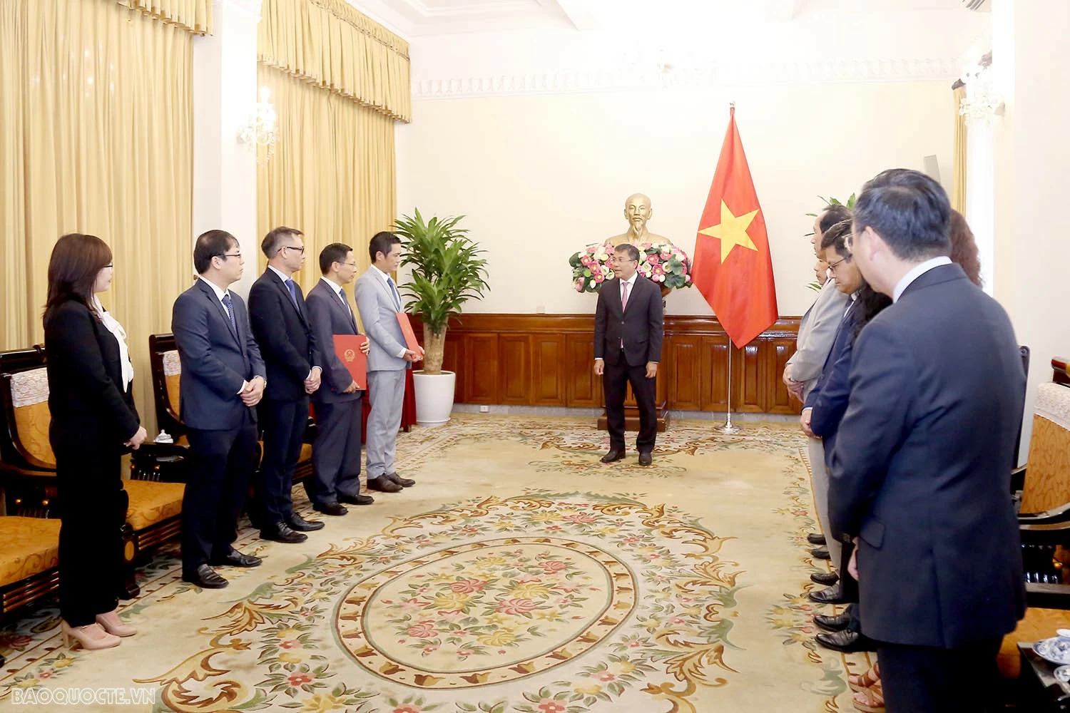 Bộ Ngoại giao trao quyết định bổ nhiệm, tiếp nhận và điều động lãnh đạo cấp Vụ Bộ Ngoại giao trao quyết định tiếp nhận, điều động và bổ nhiệm lãnh đạo cấp Vụ