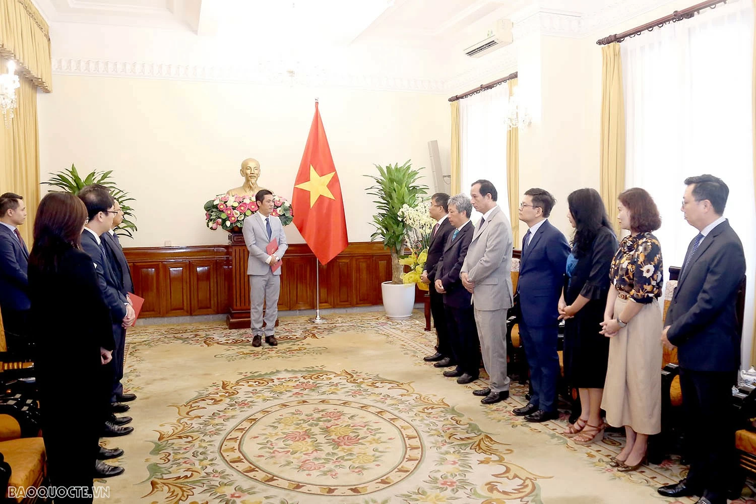 Bộ Ngoại giao trao quyết định bổ nhiệm, tiếp nhận và điều động lãnh đạo cấp Vụ Bộ Ngoại giao trao quyết định tiếp nhận, điều động và bổ nhiệm lãnh đạo cấp Vụ