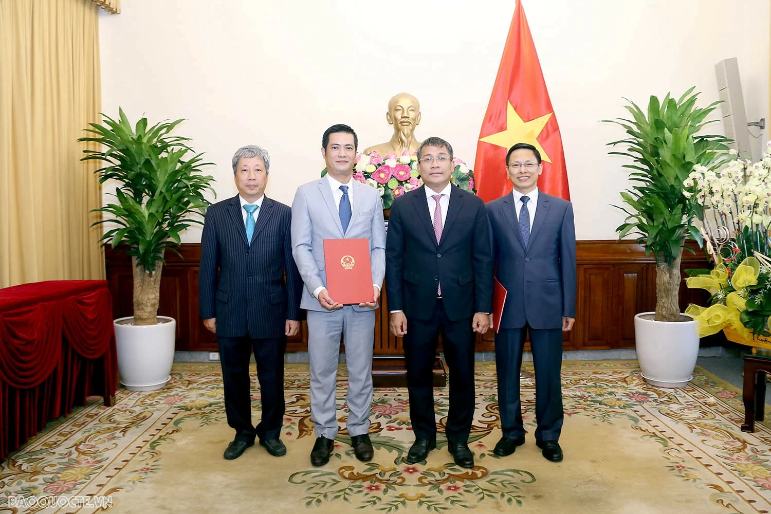 Bộ Ngoại giao trao quyết định bổ nhiệm, tiếp nhận và điều động lãnh đạo cấp Vụ Bộ Ngoại giao trao quyết định tiếp nhận, điều động và bổ nhiệm lãnh đạo cấp Vụ