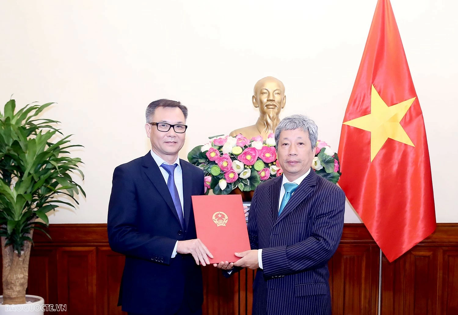 Bộ Ngoại giao trao quyết định bổ nhiệm, tiếp nhận và điều động lãnh đạo cấp Vụ Bộ Ngoại giao trao quyết định tiếp nhận, điều động và bổ nhiệm lãnh đạo cấp Vụ