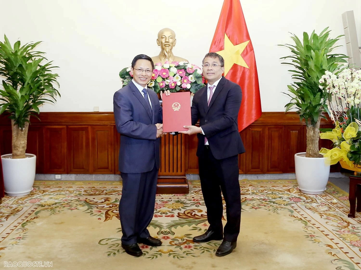 Bộ Ngoại giao trao quyết định bổ nhiệm, tiếp nhận và điều động lãnh đạo cấp Vụ Bộ Ngoại giao trao quyết định tiếp nhận, điều động và bổ nhiệm lãnh đạo cấp Vụ