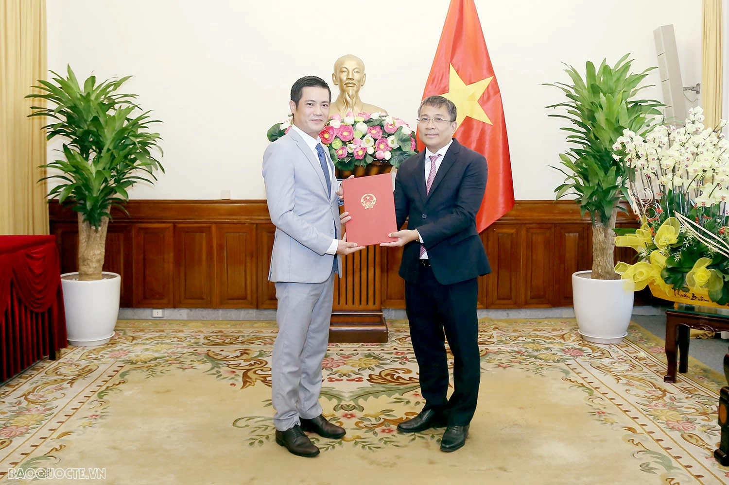 Bộ Ngoại giao trao quyết định bổ nhiệm, tiếp nhận và điều động lãnh đạo cấp Vụ Bộ Ngoại giao trao quyết định tiếp nhận, điều động và bổ nhiệm lãnh đạo cấp Vụ