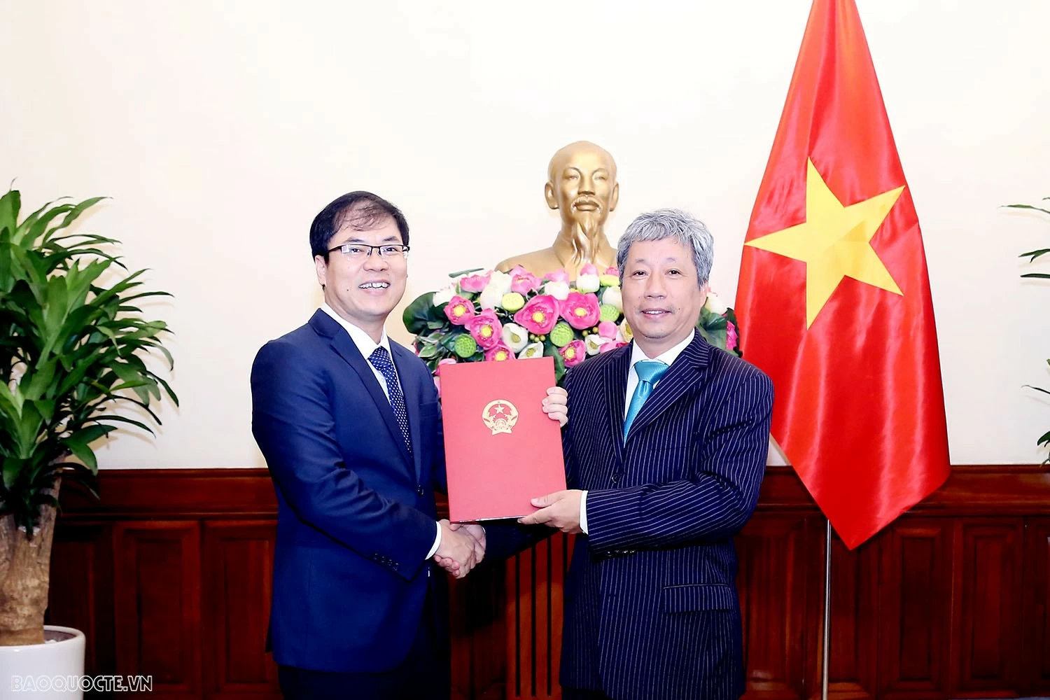 Bộ Ngoại giao trao quyết định bổ nhiệm, tiếp nhận và điều động lãnh đạo cấp Vụ Bộ Ngoại giao trao quyết định tiếp nhận, điều động và bổ nhiệm lãnh đạo cấp Vụ