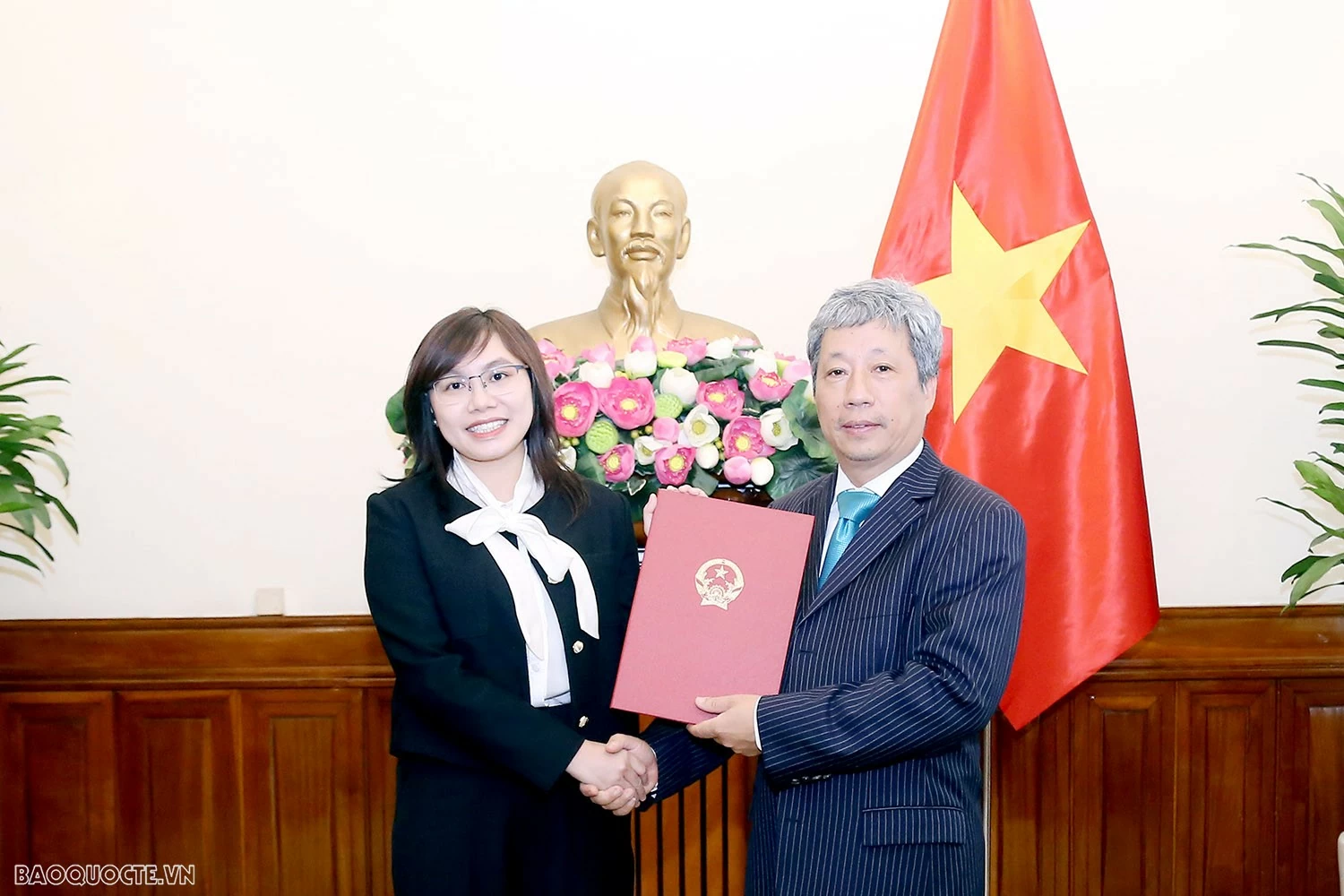Bộ Ngoại giao trao quyết định bổ nhiệm, tiếp nhận và điều động lãnh đạo cấp Vụ Bộ Ngoại giao trao quyết định tiếp nhận, điều động và bổ nhiệm lãnh đạo cấp Vụ