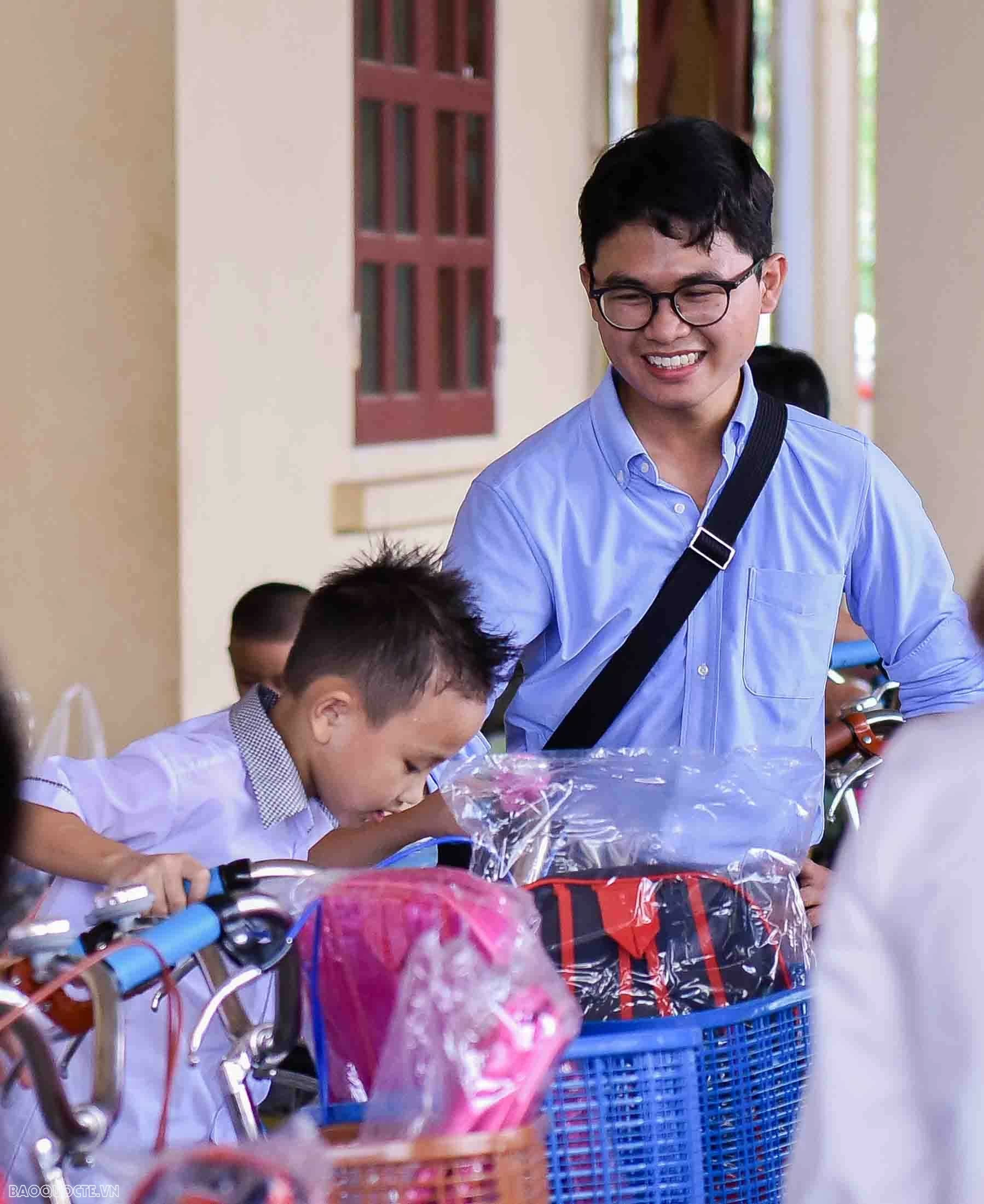 Phát huy tinh thần xung kích, Chi đoàn Báo Thế giới và Việt Nam lan tỏa tinh thần nhân ái tới điểm trường vùng cao