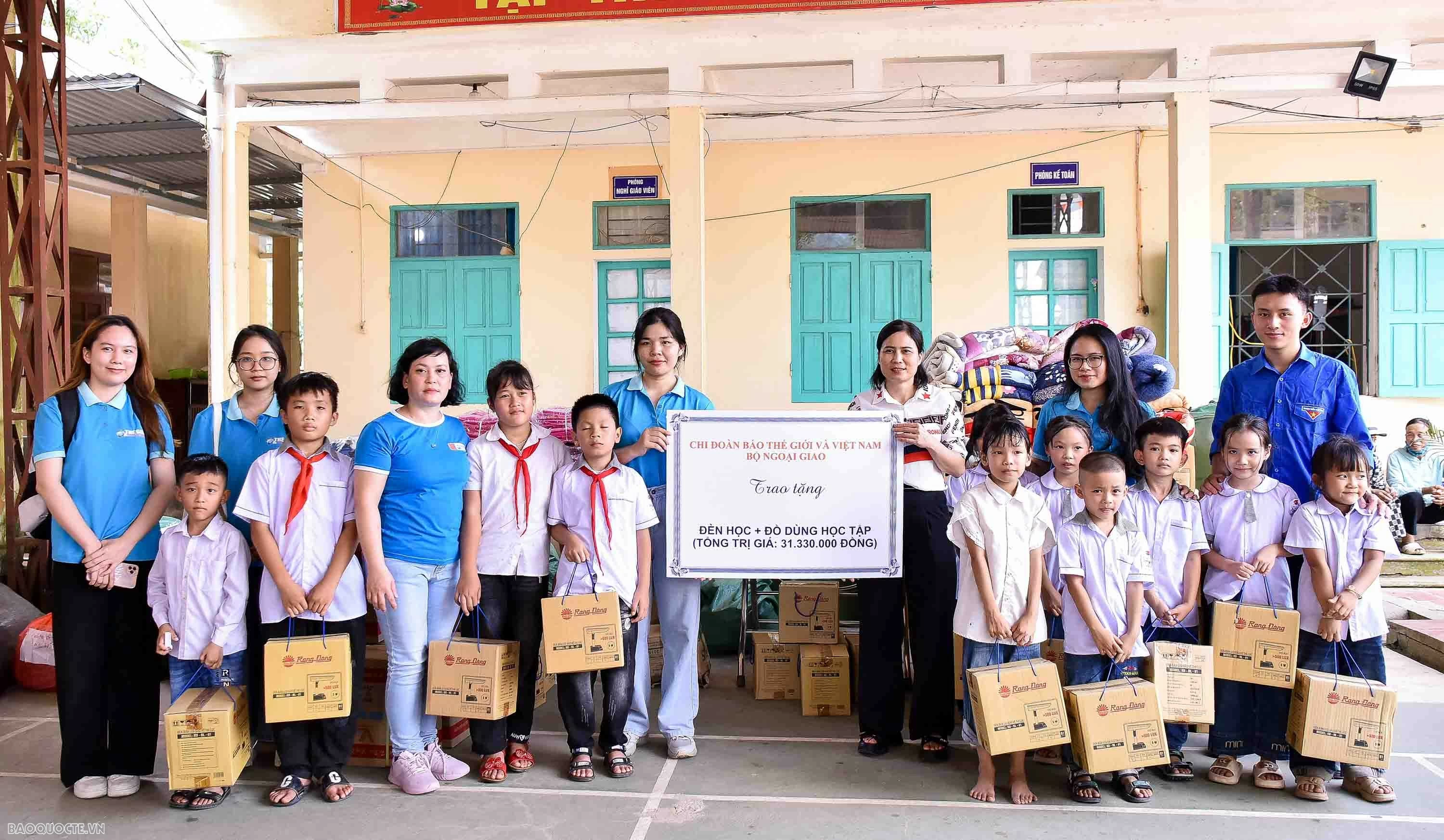 Phát huy tinh thần xung kích, Chi đoàn Báo Thế giới và Việt Nam lan tỏa tinh thần nhân ái tới điểm trường vùng cao