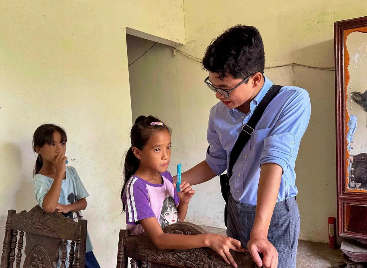 Chi đoàn Báo Thế giới và Việt Nam lan tỏa yêu thương tới điểm trường vùng cao sau bão lũ Chi đoàn Báo Thế giới và Việt Nam lan tỏa yêu thương tới điểm trường vùng cao sau bão lũ