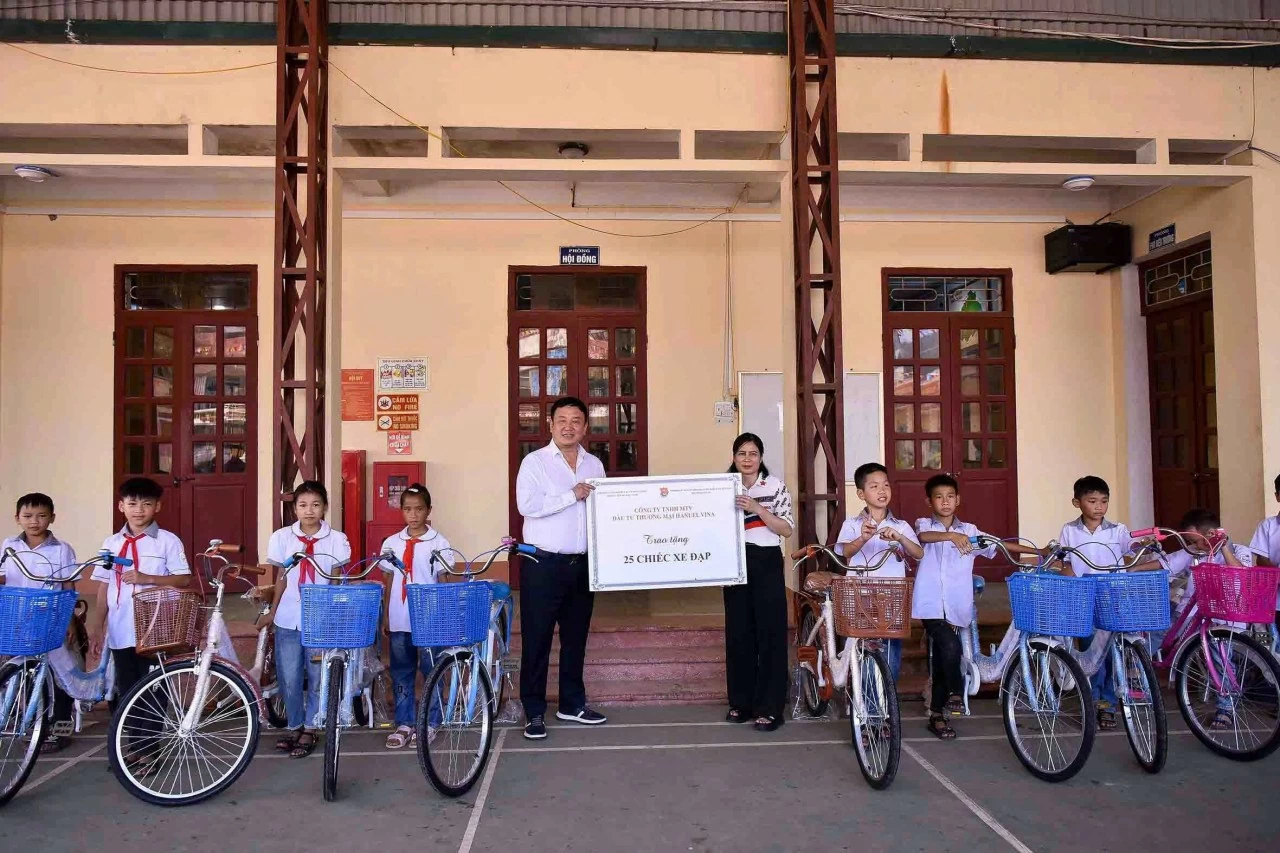 Chi đoàn Báo Thế giới và Việt Nam lan tỏa yêu thương tới điểm trường vùng cao sau bão lũ Chi đoàn Báo Thế giới và Việt Nam lan tỏa yêu thương tới điểm trường vùng cao sau bão lũ