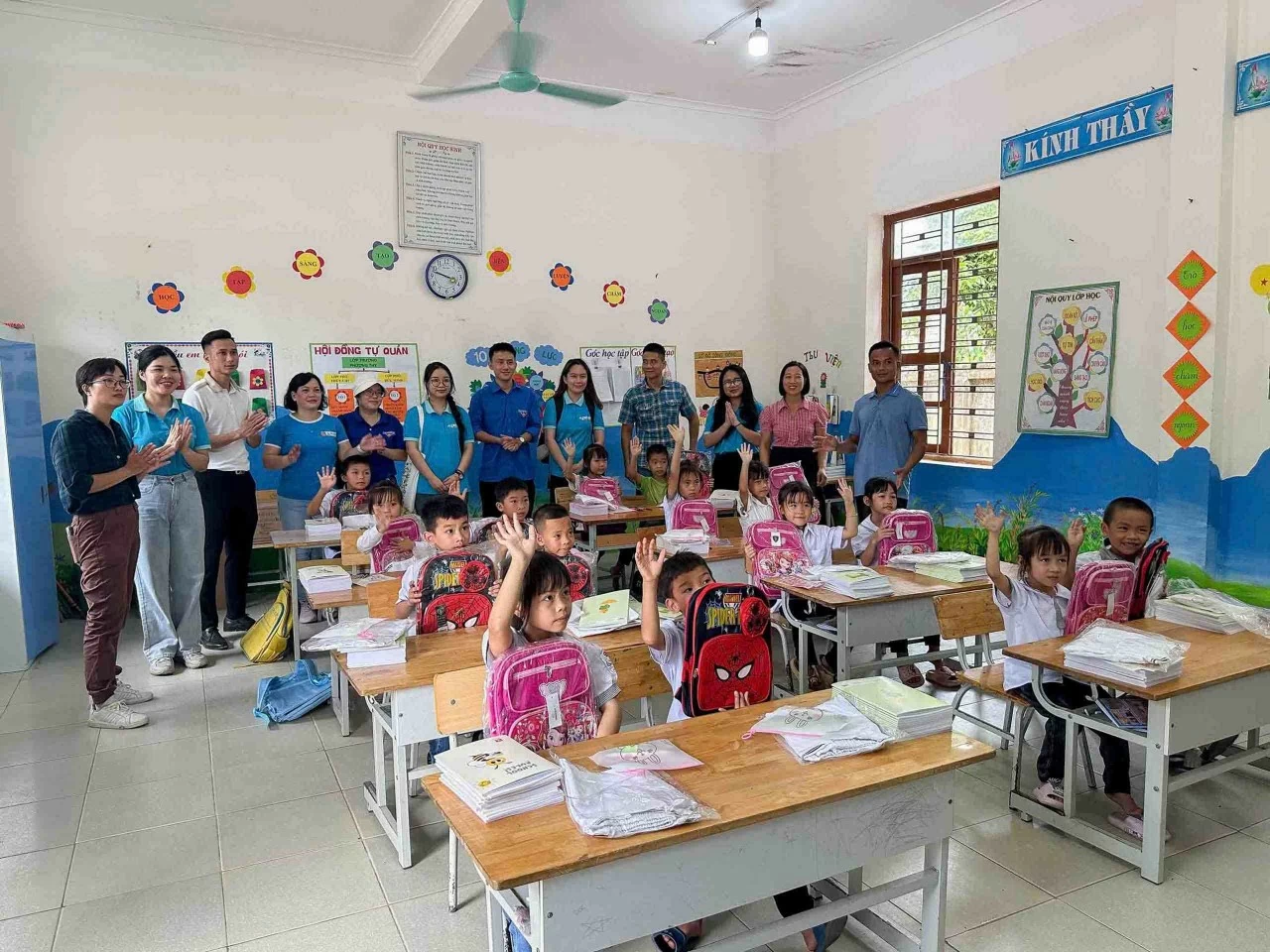 Chi đoàn Báo Thế giới và Việt Nam lan tỏa yêu thương tới điểm trường vùng cao sau bão lũ Chi đoàn Báo Thế giới và Việt Nam lan tỏa yêu thương tới điểm trường vùng cao sau bão lũ