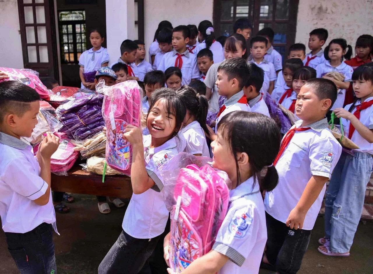 Các em vui mừng khi nhận quà. (Ảnh: Nguyễn Hồng)