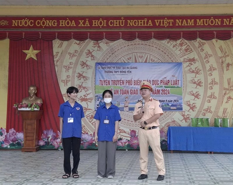 Học sinh trả lời các câu hỏi tình huống về an toàn giao thông và nhận quà khi trả lời đúng câu hỏi. Học sinh trả lời các câu hỏi tình huống về an toàn giao thông và nhận quà khi trả lời đúng câu hỏi.