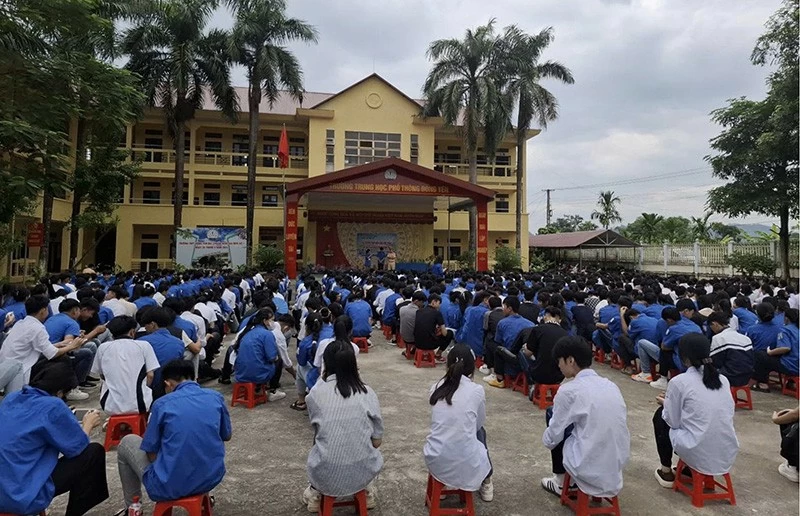Trạm CSGT Vĩnh Tuy (Phòng CSGT Công an tỉnh Hà Giang) phối hợp với Trường THPT Đồng Yên tổ chức buổi tuyên truyền, giáo dục Luật an toàn giao thông đường bộ cho các em học sinh và các cán bộ, giáo viên trong trường. Trạm CSGT Vĩnh Tuy (Phòng CSGT Công an tỉnh Hà Giang) phối hợp với Trường THPT Đồng Yên tổ chức buổi tuyên truyền, giáo dục Luật an toàn giao thông đường bộ cho các em học sinh và các cán bộ, giáo viên trong trường.