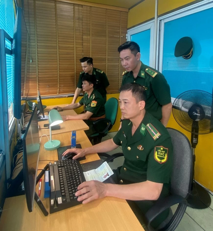 Chỉ huy Biên phòng Cửa khẩu Quốc tế Hữu Nghị kiểm tra nghiệp vụ cán bộ, nhân viên Trạm Biên phòng Cửa khẩu Quốc tế Hữu Nghị. (Ảnh: QĐND) Chỉ huy Biên phòng Cửa khẩu Quốc tế Hữu Nghị kiểm tra nghiệp vụ cán bộ, nhân viên Trạm Biên phòng Cửa khẩu Quốc tế Hữu Nghị. (Ảnh: QĐND)