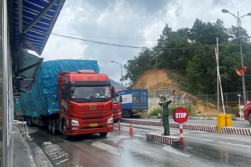 Nhân viên Trạm Biên phòng Cửa khẩu Quốc tế Hữu Nghị hướng dẫn phương tiện nhập cảnh. (Ảnh: QĐND) Nhân viên Trạm Biên phòng Cửa khẩu Quốc tế Hữu Nghị hướng dẫn phương tiện nhập cảnh. (Ảnh: QĐND)