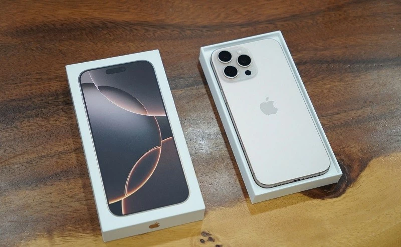 Cận cảnh iPhone 16 Pro Max xách tay về Việt Nam, giá 79 triệu đồng Cận cảnh iPhone 16 Pro Max xách tay về Việt Nam, giá 79 triệu đồng
