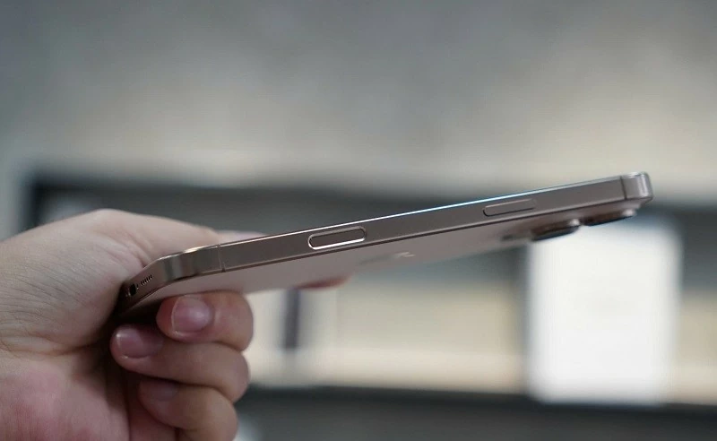 Cận cảnh iPhone 16 Pro Max xách tay về Việt Nam, giá 79 triệu đồng Cận cảnh iPhone 16 Pro Max xách tay về Việt Nam, giá 79 triệu đồng