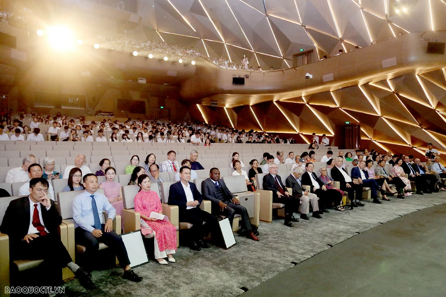 Thứ trưởng Ngoại giao, Chủ nhiệm Ủy ban Nhà nước về người Việt Nam ở nước ngoài Lê Thị Thu Hằng dự Lễ trao Học bổng Odon Vallet Thứ trưởng Lê Thị Thu Hằng: Học bổng Vallet góp phần phát triển nguồn nhân lực chất lượng cao và hỗ trợ các tài năng trẻ