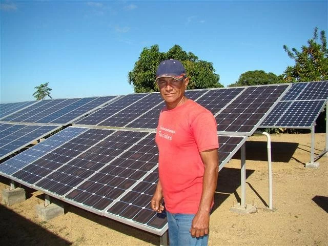 Cuba hướng đến mục tiêu sử dụng 100% năng lượng sạch. Hình ảnh sản xuất năng lượng mặt trời ở Cuba. (Anh: CIES) Cuba hướng đến mục tiêu sử dụng 100% năng lượng sạch. Hình ảnh sản xuất năng lượng mặt trời ở Cuba. (Anh: CIES)
